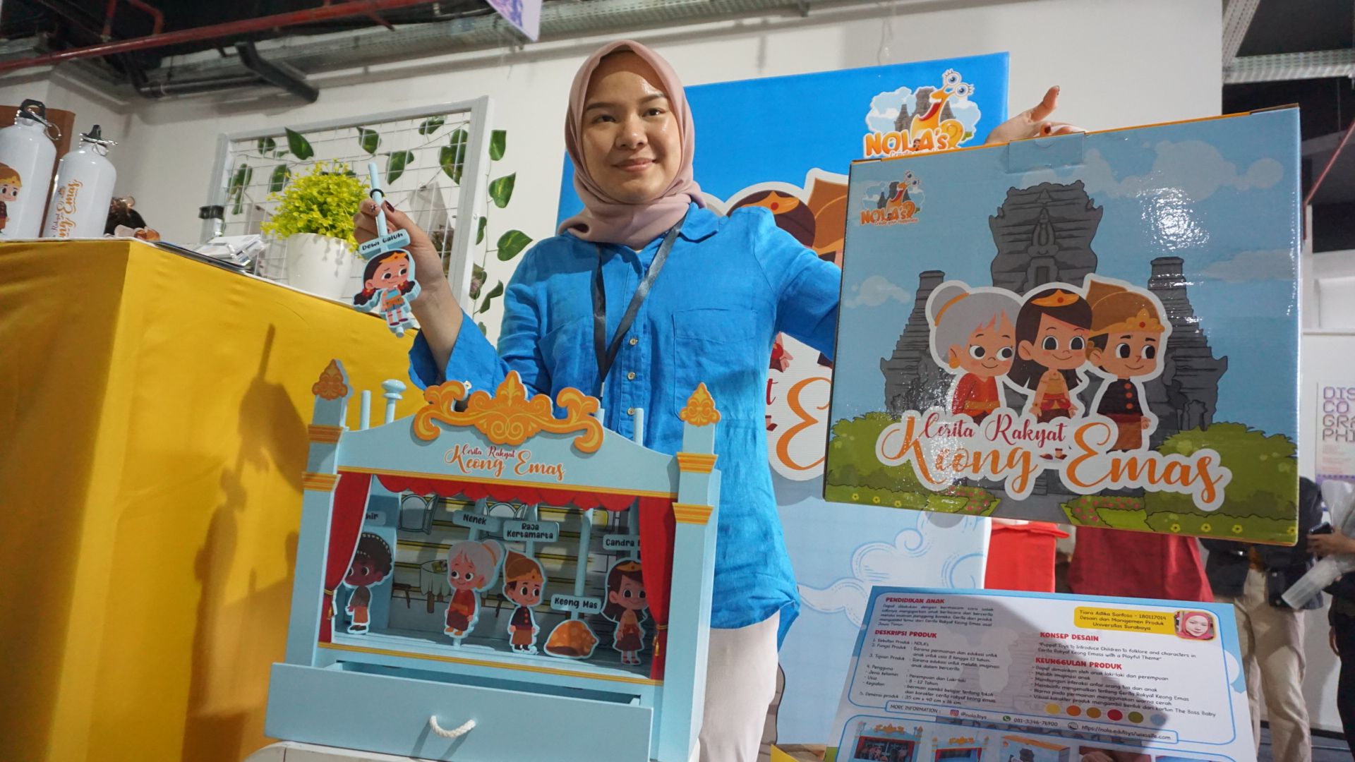Tiara menunjukan mainan edukasi bernama NOLAs. 