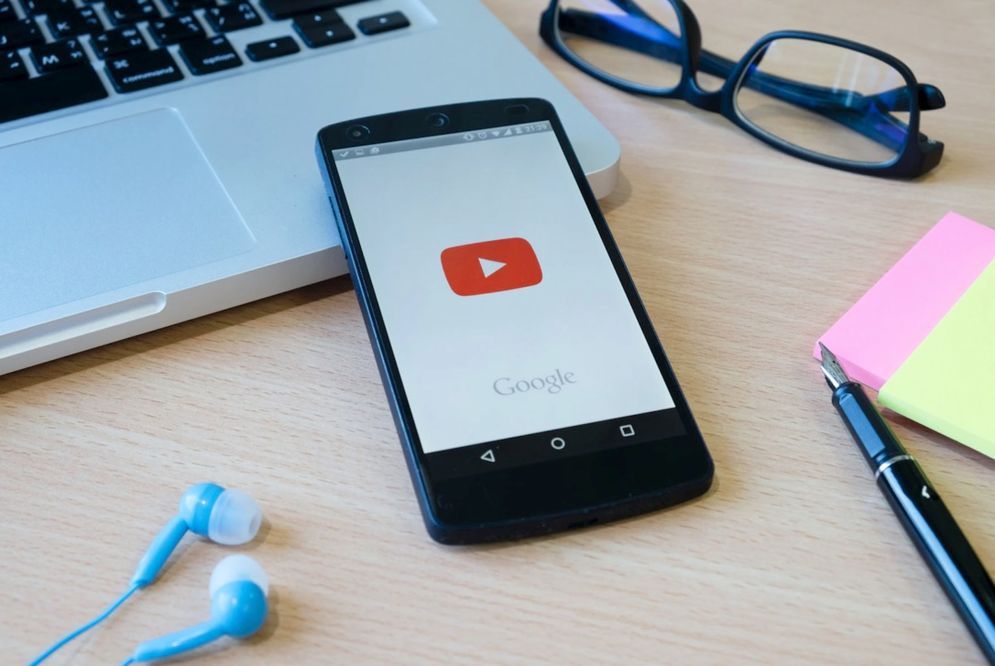 YouTube Shorts merupakan salah satu fitur dari YouTube yang memudahkan pengguna untuk berbagi video dalam format yang lebih singkat daripada video YouTube pada umumnya. 