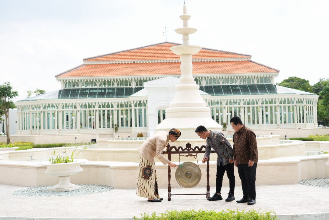 KGPAA Mangkunegara X (kiri), Wali Kota Solo, Gibran Rakabuming Raka (tengah) didampingi Menteri BUMN, Erick Thohir, melakukan soft launching Taman Pracima di kompleks Pura Mangkunegaran, Sabtu 21 Januari 2023. 