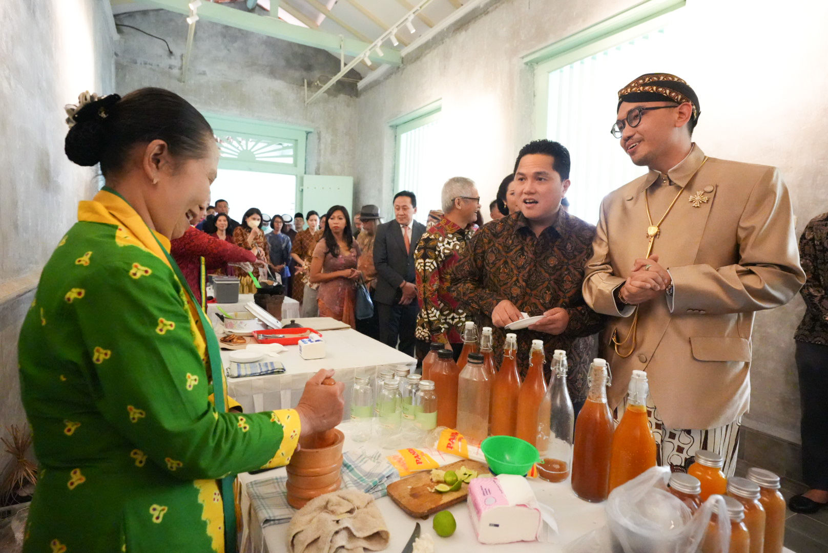 Menteri BUMN, Erick Thohir (kedua dari kanan) bersama KGPAA Mangkunegara X menyambangi stan kuliner khas Mangkunegaran dalam soft launching Taman Pracima, Sabtu 21 Januari 2023. 