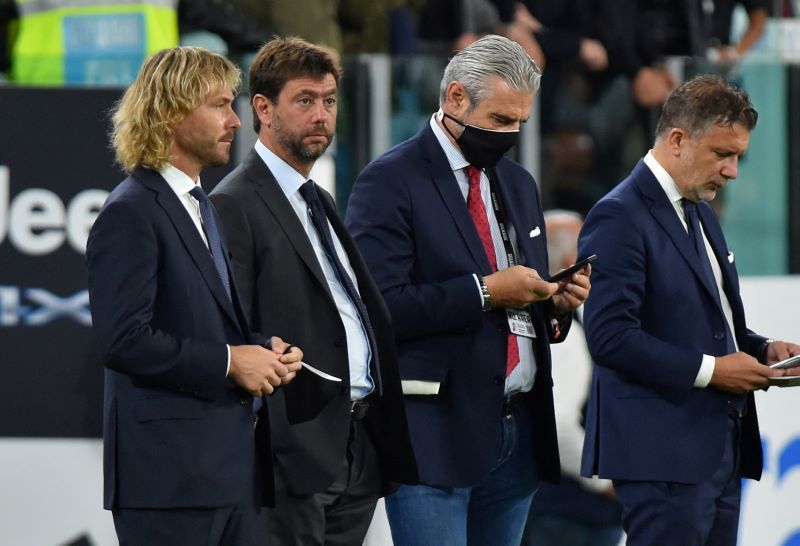 Petinggi Juventus, Pavel Nedved (kiri) dan Andrea Agnelli (kedua dari kiri) terjerat skandal Plusvalenza yang membuat mereka dilarang beraktivitas di sepak bola Italia selama masing-masing delapan bulan dan 24 bulan. 