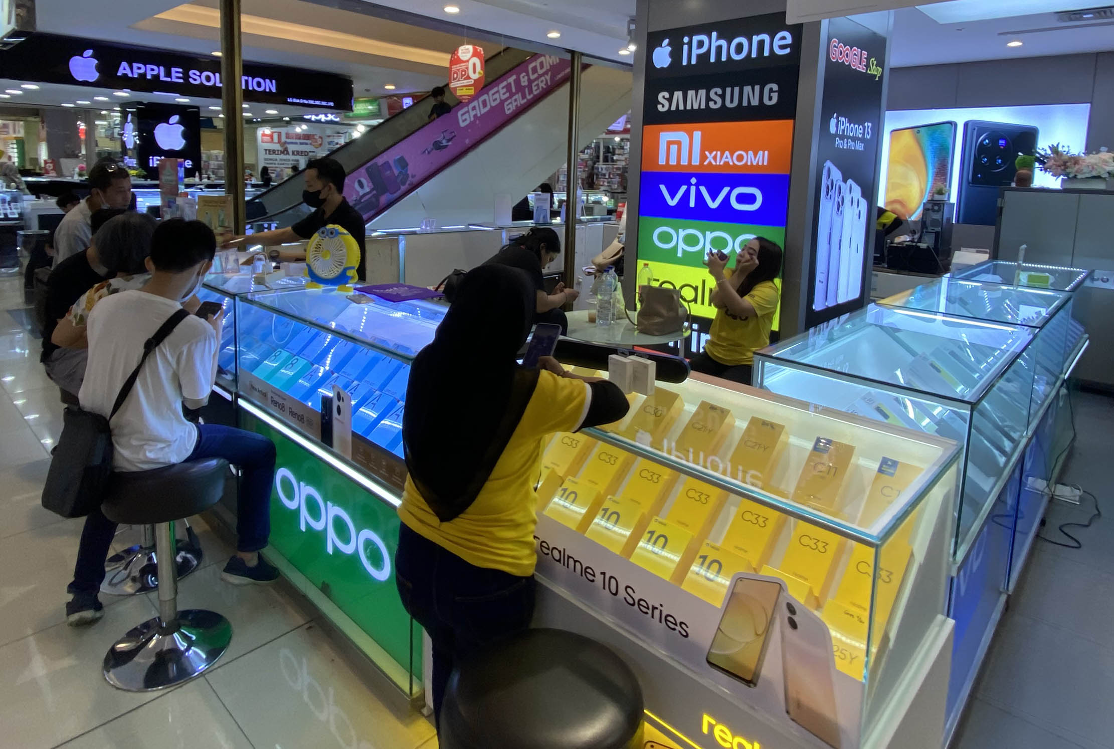 Aktifitas jual beli ponsel sebuah pusat perbelanjaan di kawasan Kota Tangerang,pasar ponsel saat ini masih cukup melemah seperti tren di tahun 2022. Senin 23 Januari 2023. Foto : Panji Asmoro/TrenAsia.