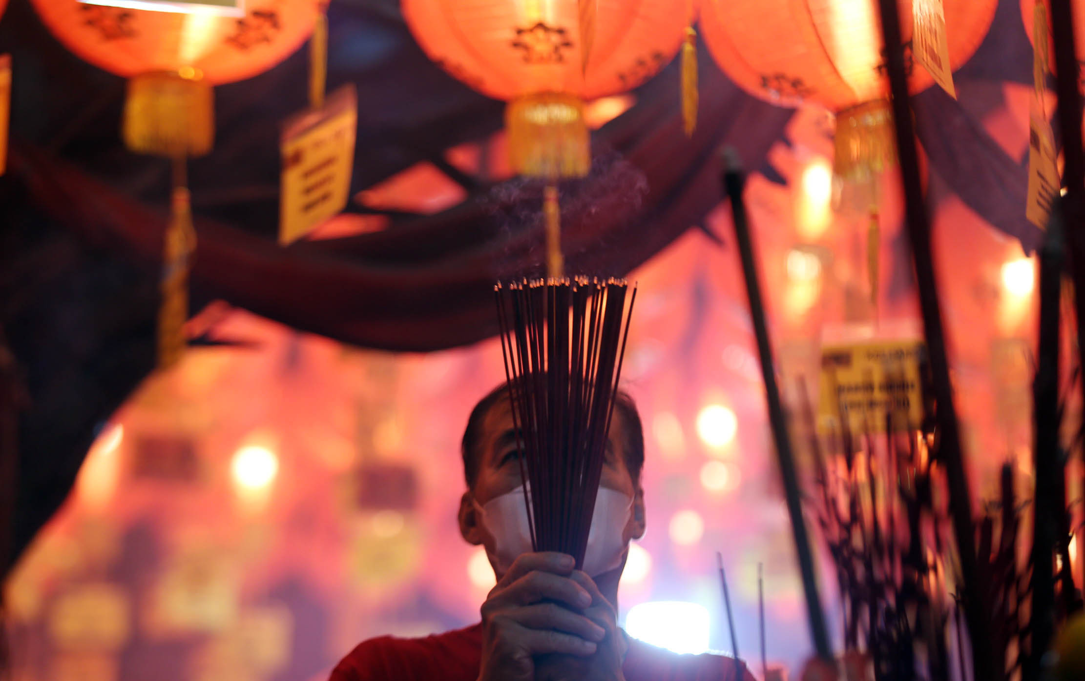 Warga keturunan Tionghoa melaksanakan sembahyang hari pertama pada Tahun Baru Imlek 2574 di Vihara Boen San Bio Pasar Baru Kota Tangerang, Minggu 22 Januari 2023. Foto : Panji Asmoro/TrenAsia