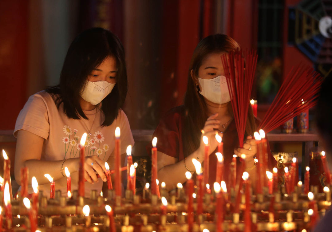 Warga keturunan Tionghoa melaksanakan sembahyang hari pertama pada Tahun Baru Imlek 2574 di Vihara Boen San Bio Pasar Baru Kota Tangerang, Minggu 22 Januari 2023. Foto : Panji Asmoro/TrenAsia