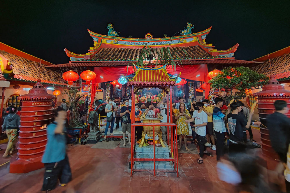Warga keturunan Tionghoa melaksanakan sembahyang hari pertama pada Tahun Baru Imlek 2574 di Vihara Boen Tek Bio Pasar Lama Kota Tangerang, Minggu 22 Januari 2023. 