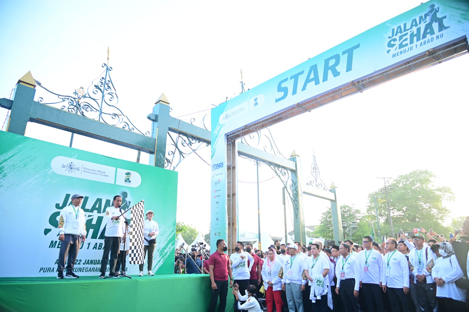 Presiden Jokowi membuka kegiatan jalan sehat dalam rangka menyongsong 1 abad NU, di Kota Surakarta (Foto : Setkab)