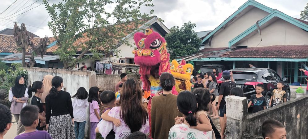 Senangnya, Anak-Anak Saksikan Barongsai Keliling Kampung di Palembang 