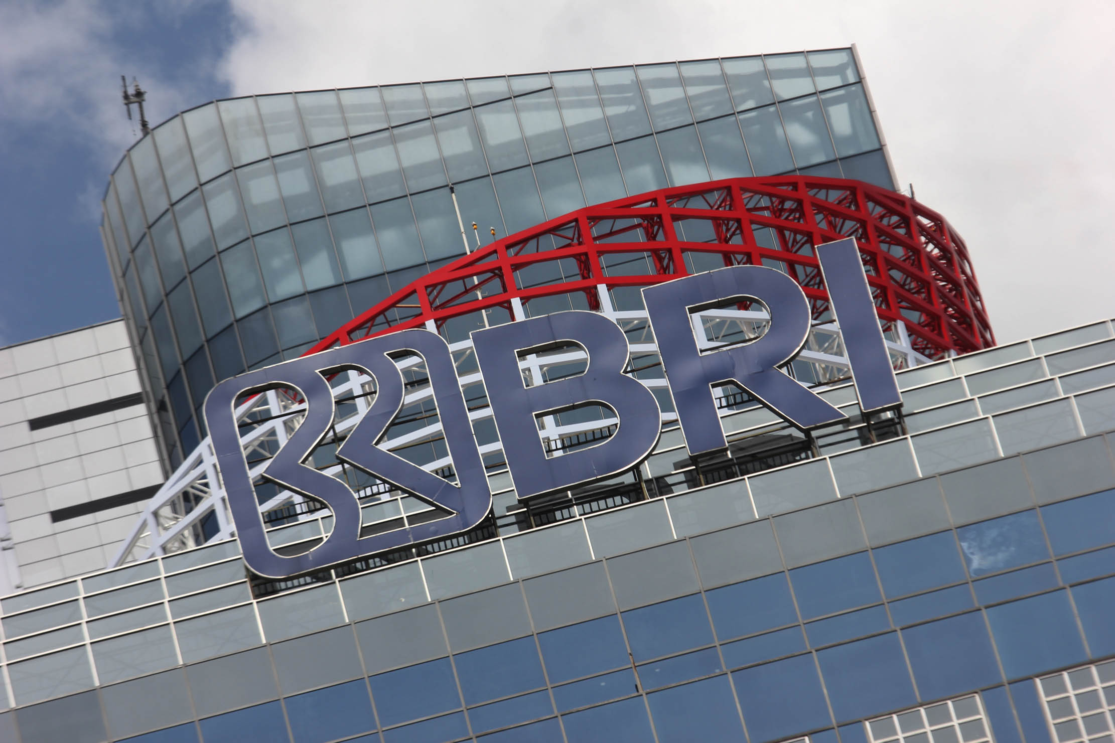 Logo BRI di Kantor Pusat Bank Rakyat Indonesia Jl Jend Sudirman Jakarta Pusat. Foto : Panji Asmoro/TrenAsia