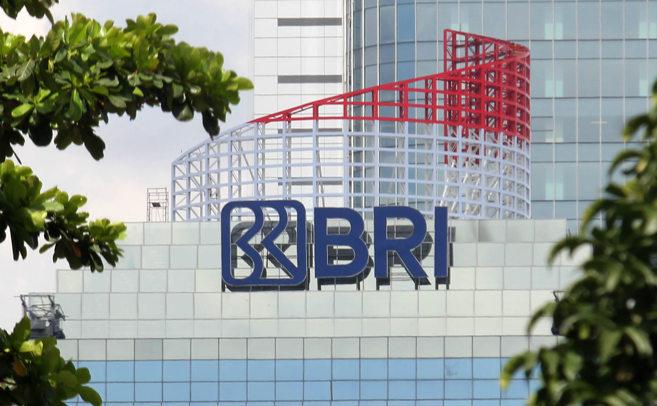 Logo BRI di Kantor Pusat Bank Rakyat Indonesia Jl Jend Sudirman Jakarta Pusat. Foto : Panji Asmoro/TrenAsia
