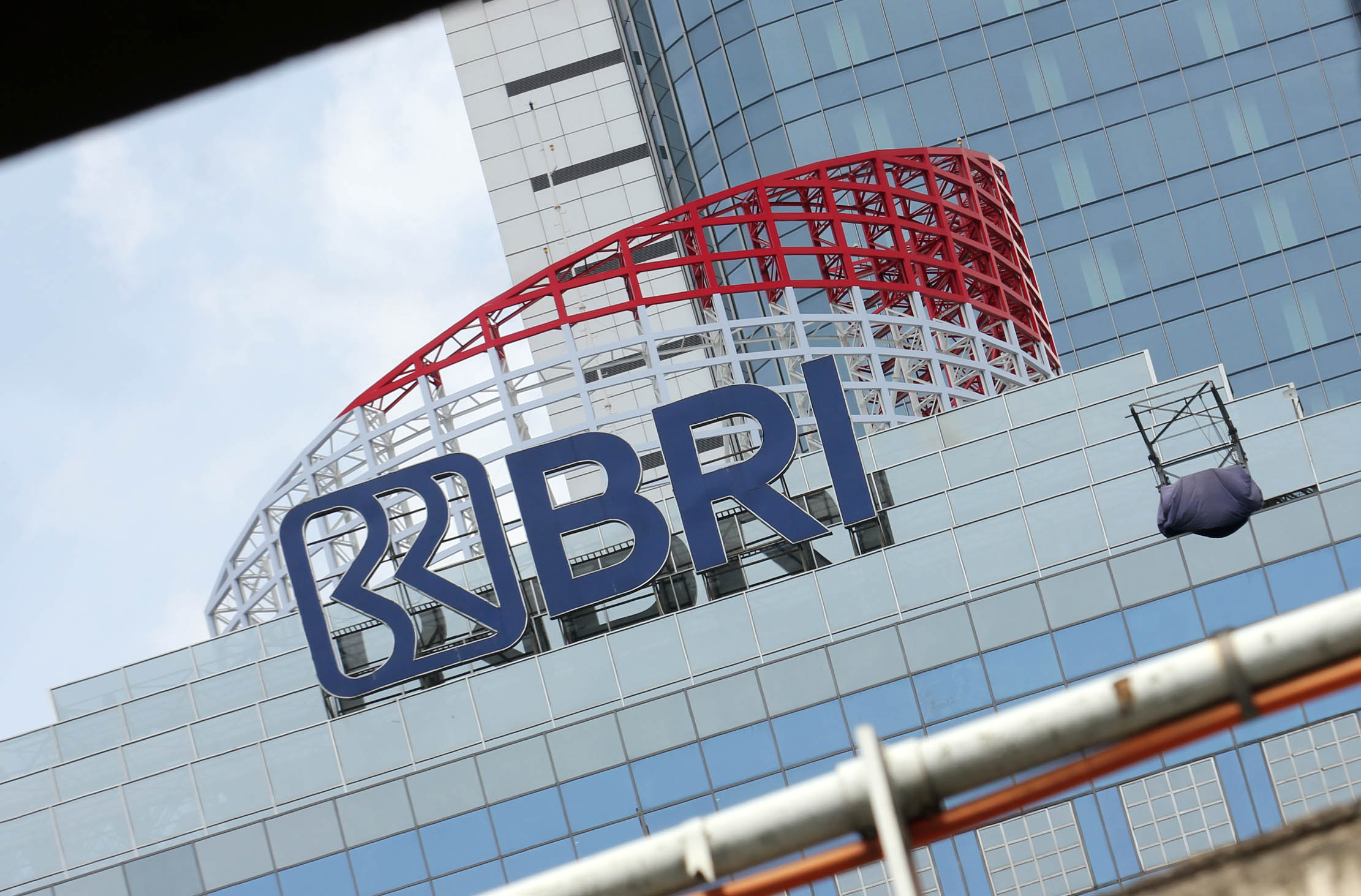 Logo BRI di Kantor Pusat Bank Rakyat Indonesia Jl Jend Sudirman Jakarta Pusat. Foto : Panji Asmoro/TrenAsia