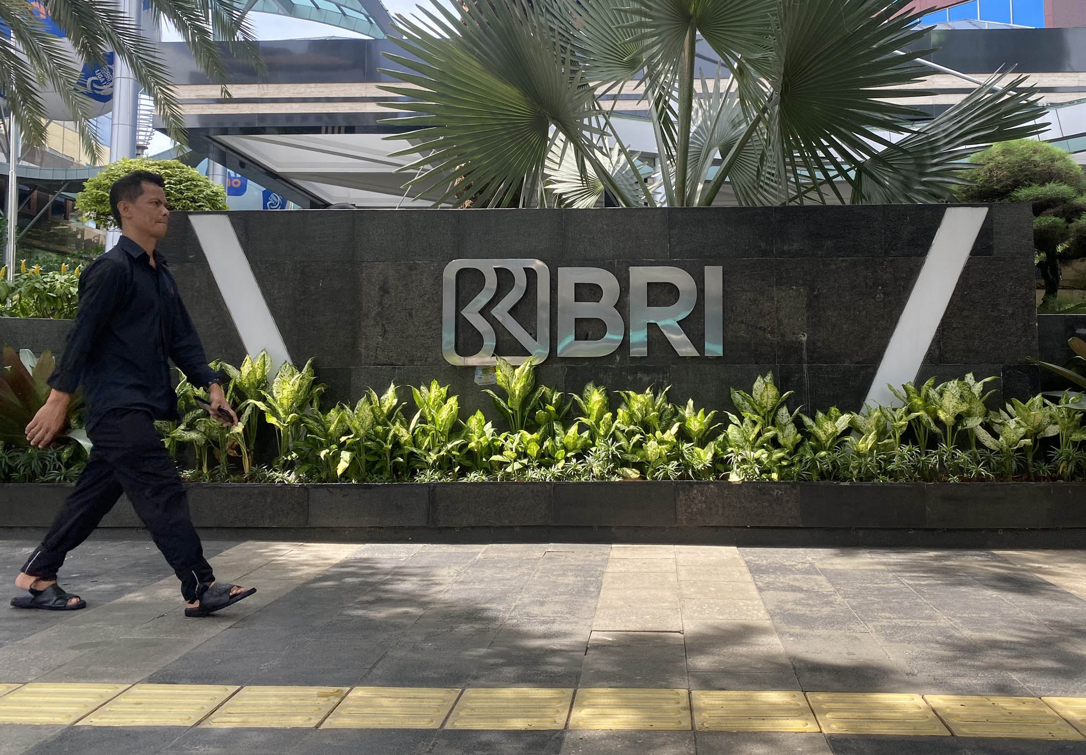 Pejalan kaki melintas depan logo BRI di Kantor Pusat Bank Rakyat Indonesia Jl Jend Sudirman Jakarta Pusat. Foto : Panji Asmoro/TrenAsia