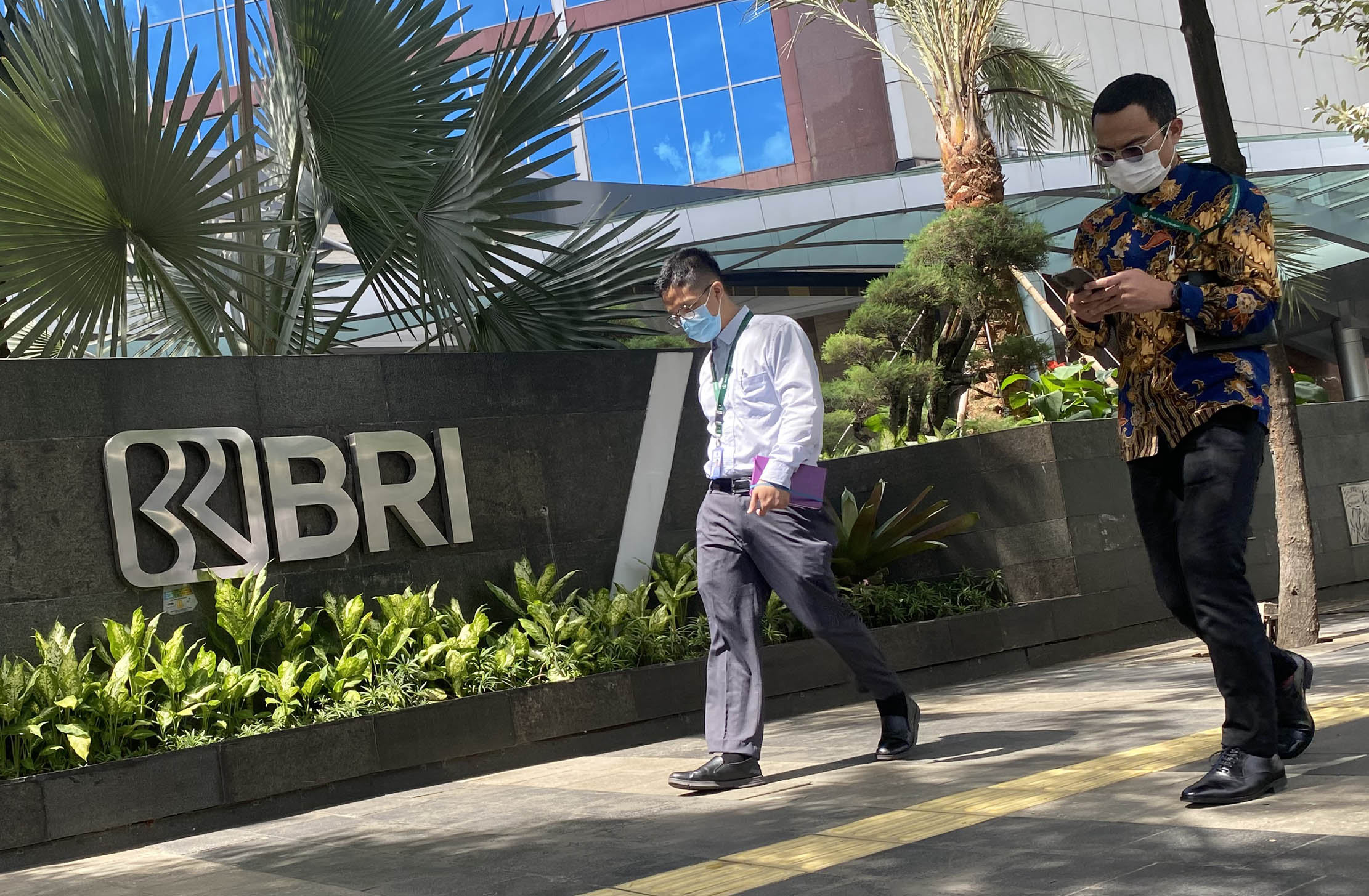 Pejalan kaki melintas depan logo BRI di Kantor Pusat Bank Rakyat Indonesia Jl Jend Sudirman Jakarta Pusat. Foto : Panji Asmoro/TrenAsia