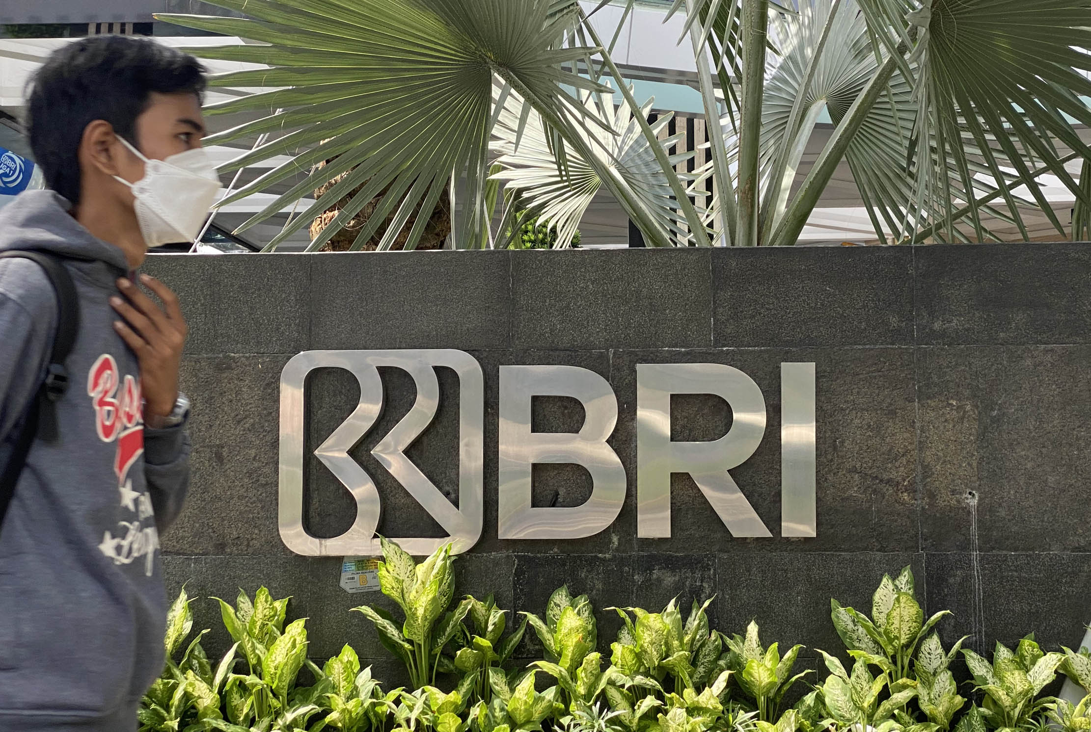 Pejalan kaki melintas depan logo BRI di Kantor Pusat Bank Rakyat Indonesia Jl Jend Sudirman Jakarta Pusat. Foto : Panji Asmoro/TrenAsia