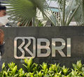 Pejalan kaki melintas depan logo BRI di Kantor Pusat Bank Rakyat Indonesia Jl Jend Sudirman Jakarta Pusat. Foto : Panji Asmoro/TrenAsia