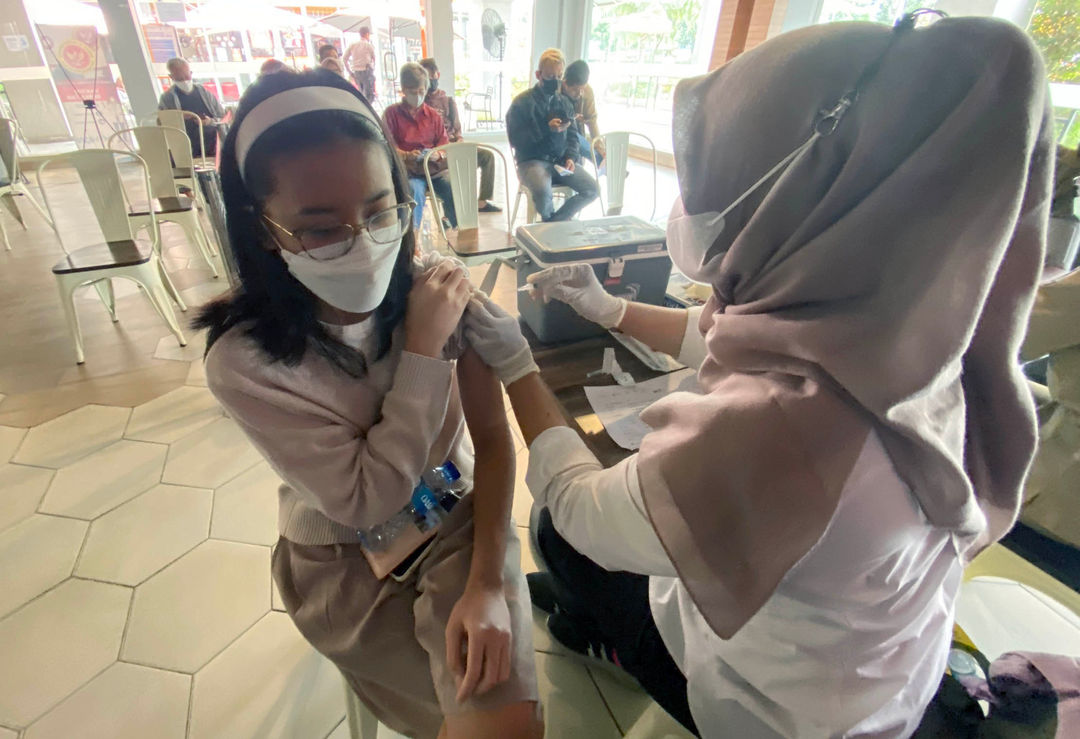 Pelaksanaan vaksinasi di Bintaro Plasa, Jakarta. Masyarakat umum mulai 24 Januari 2023 bisa melakukan vaksinasi booster kedua secara mandiri. Foto : Panji Asmoro/TrenAsia