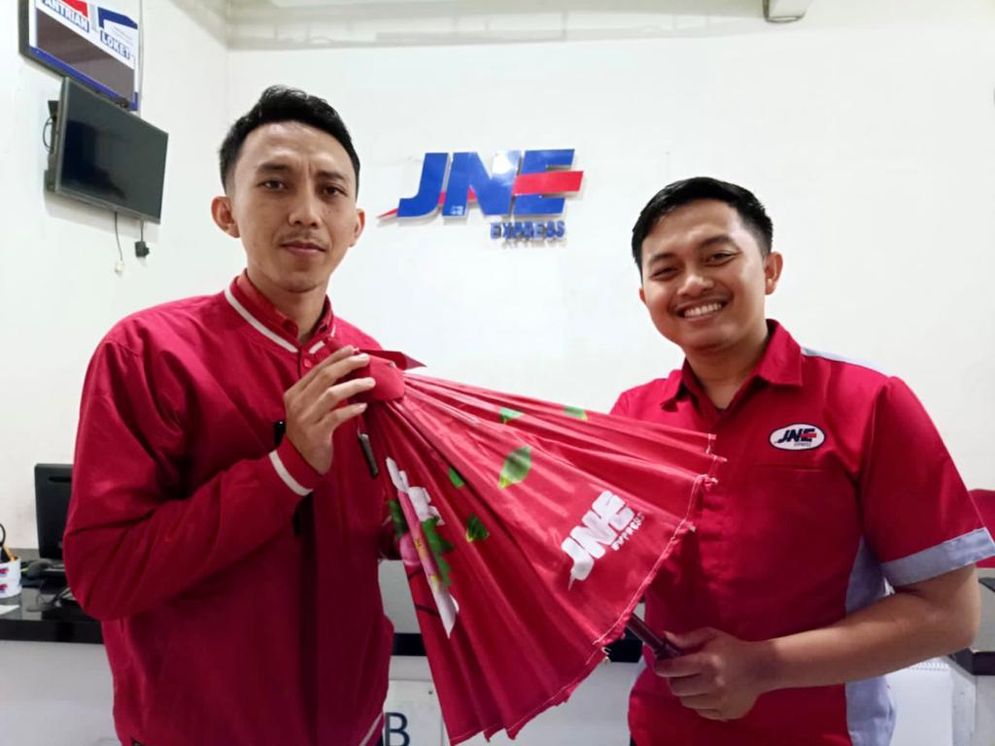 Meriahkan Imlek 2023, JNE Bagikan Hadiah Payung Geulis Produk UMKM dari Tasikmalaya