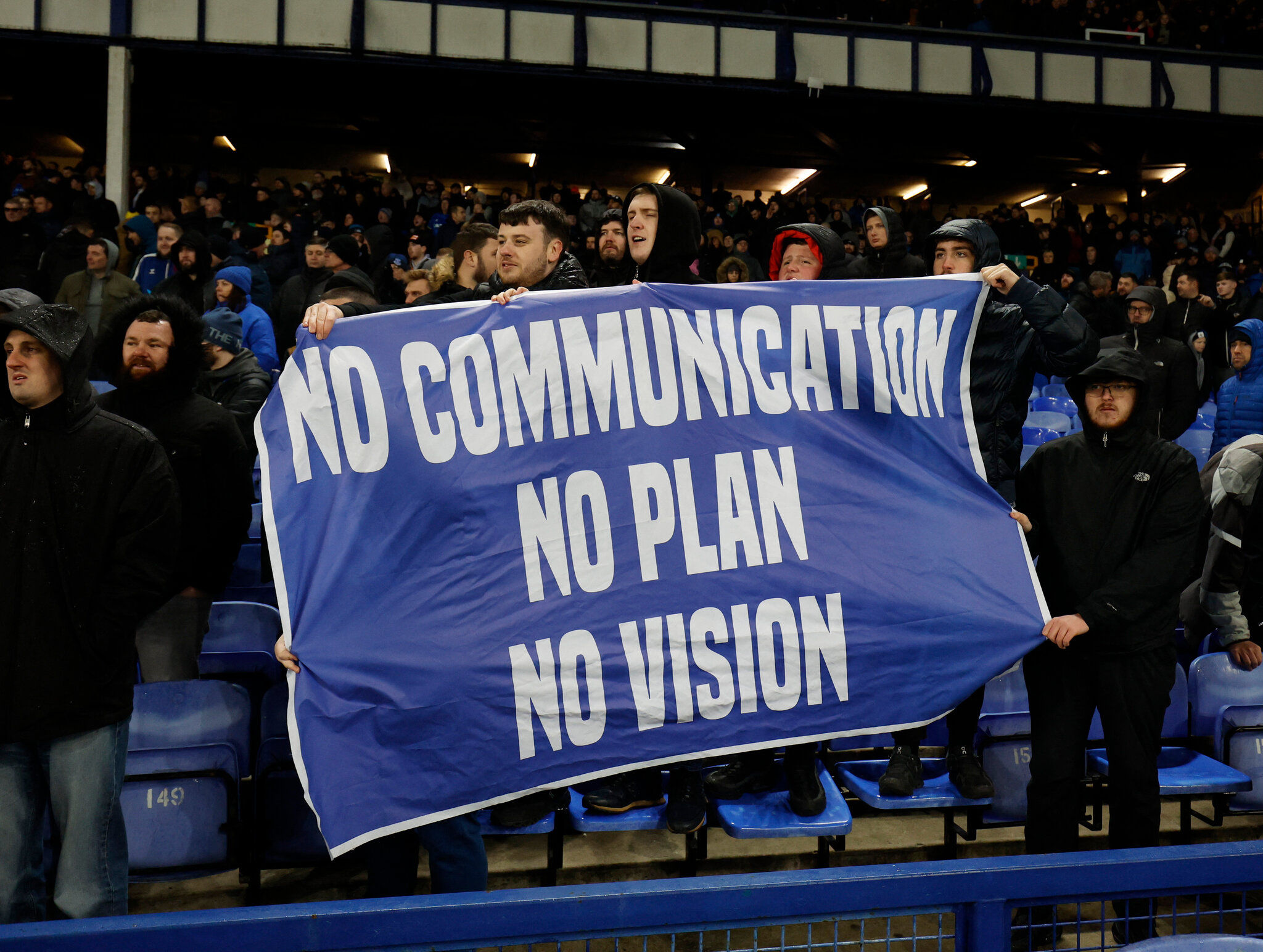 Suporter Everton melancarkan protes setelah timnya terdampar di zona degradasi musim ini.