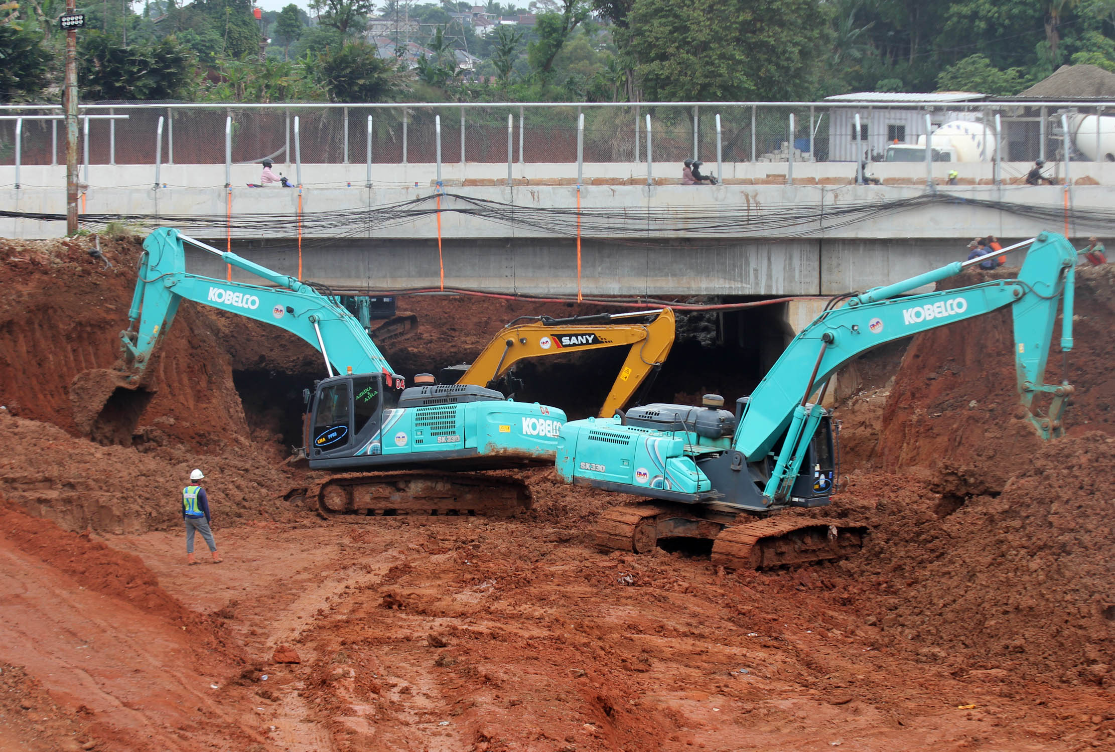 Sejumlah pekerja tengah menyelesaikan proyek ruas jalan tol Serpong - Cinere di kawasan Limo Depok, Rabu 25 Januari 2023. Foto : Panji Asmoro/TrenAsia