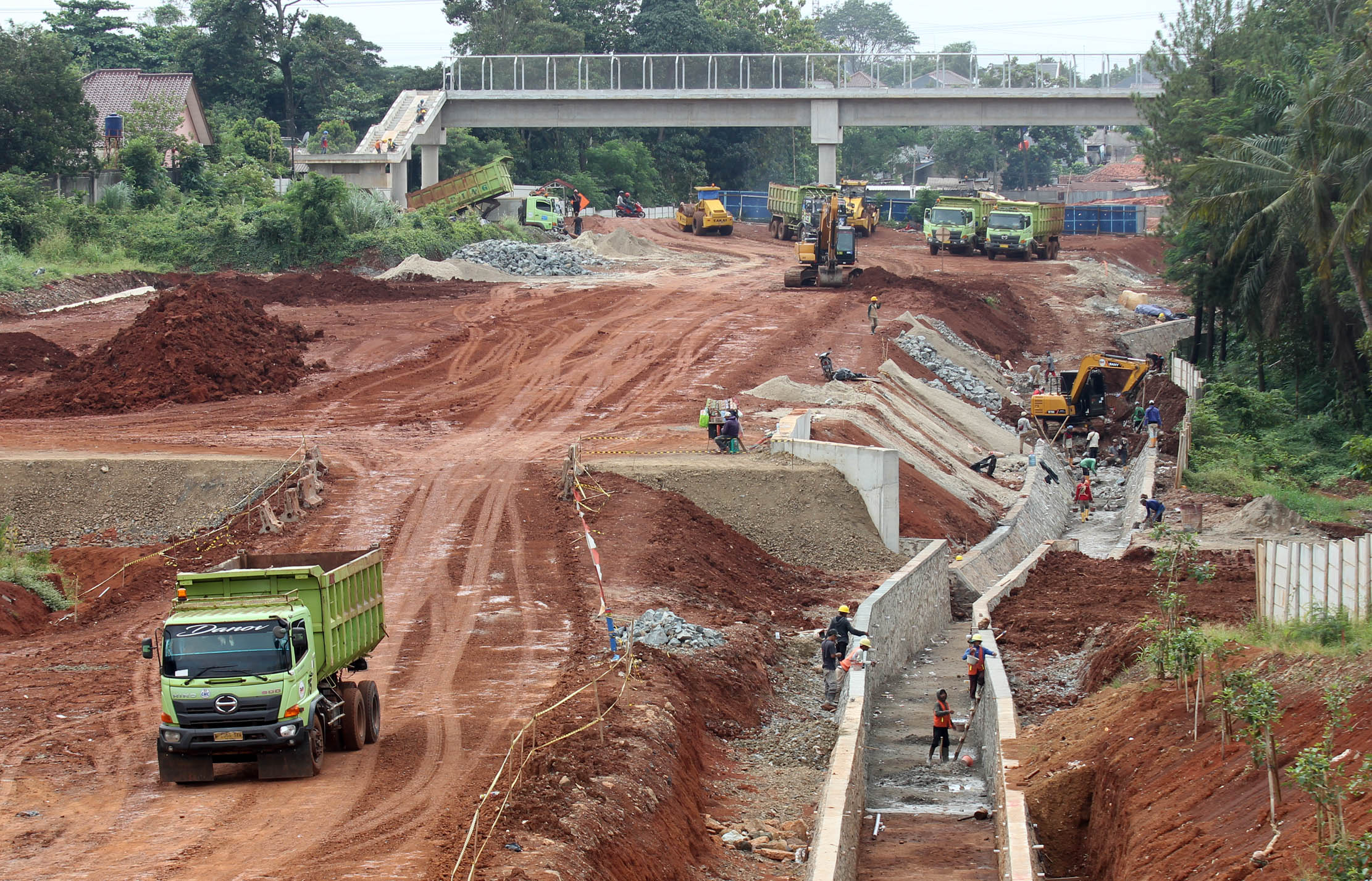 Sejumlah pekerja tengah menyelesaikan proyek ruas jalan tol Serpong - Cinere di kawasan Limo Depok, Rabu 25 Januari 2023. Foto : Panji Asmoro/TrenAsia