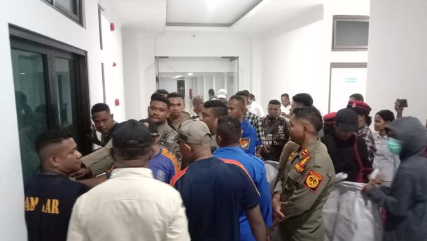 Warga Transmigrasi dan GMNI Cabang Sikka Datangi Kantor Bupati Sikka Tuntut Ganti Rugi