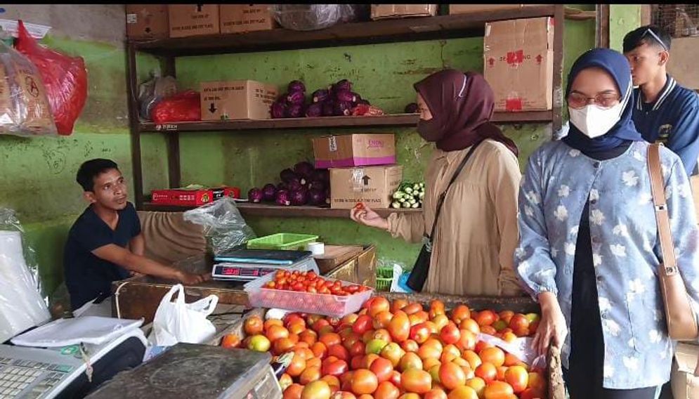 Stok dari pemasok melimpah membuat harga tomat di pasar tradisional Bandar Lampung mengalami penurunan harga.