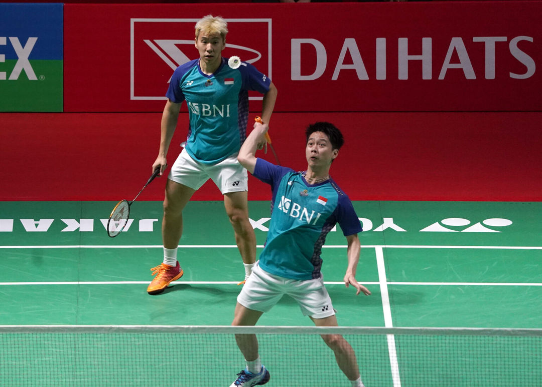 Aksi Marcus Fernaldi Gideon (kiri) dan Kevin Sanjaya Sukamuljo di Indonesia Masters 2023. 