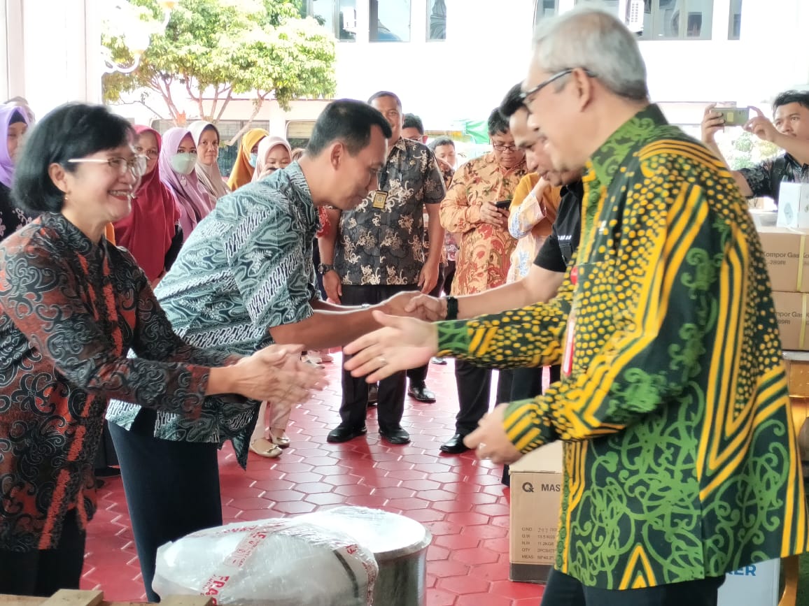 Wali Kota Balikpapan Rahmad Mas'ud menyerahkan bantuan peralatan ke 39 IKM dan UMKM di Halaman Balai Kota Balikpapan, Kamis (26/1/2023) (Foto: Ibukotakini.com)