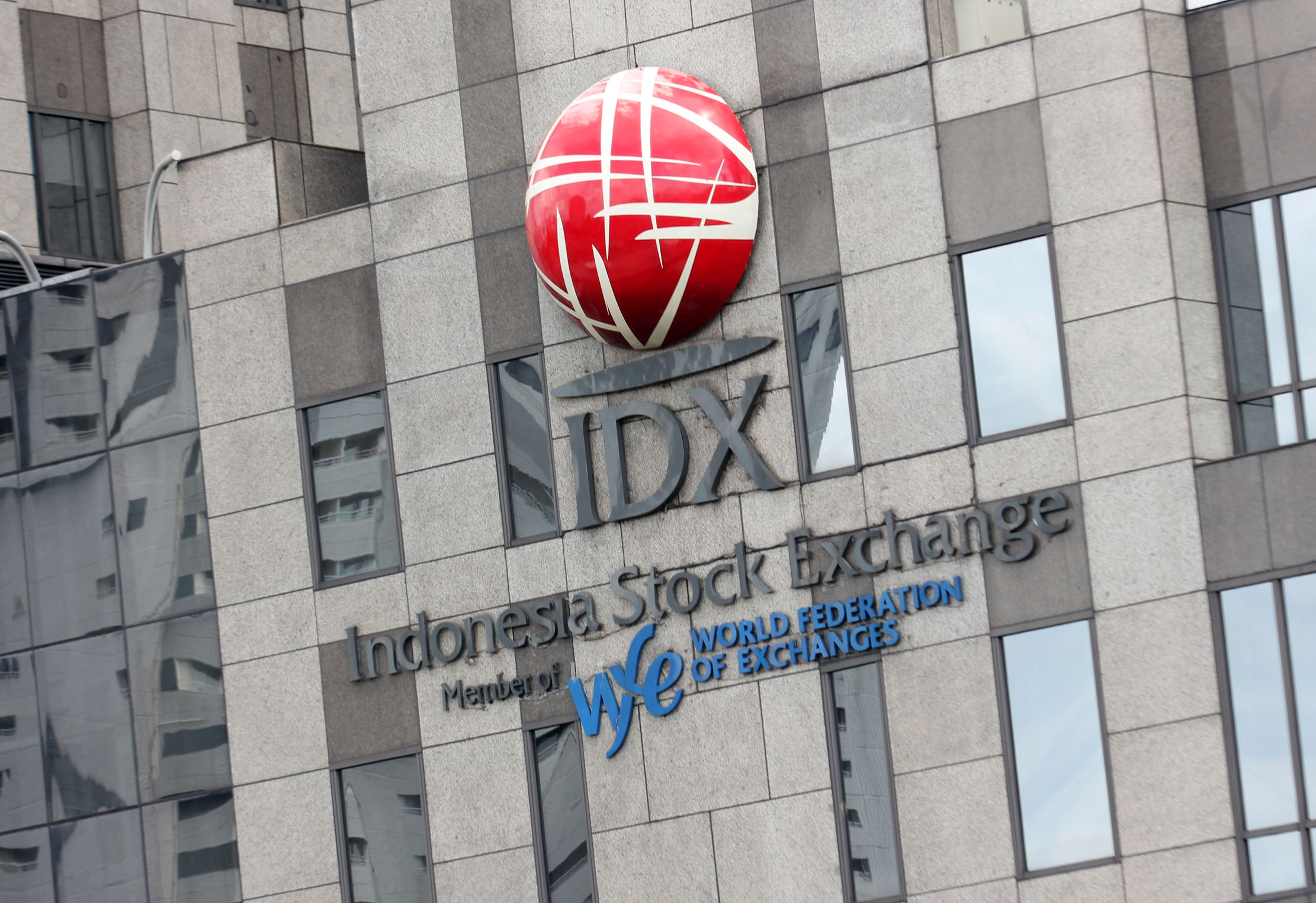 Logo di Kantor Bursa Efek Indonesia IDX di kawasan SCBD Jl Sudirman Jakarta Selatan, Kamis 26 Januari 2023. Foto : Panji Asmoro/TrenAsia