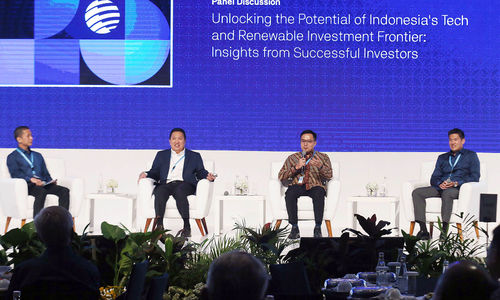 (Kanan ke kiri) Presiden Direktur PT Saratoga Investama Sedaya, Tbk. Michael William P. Soeryadjaya, Co-Founder dan Co-Managing Northstar Group Patrick Walujo, Presiden Direktur PT Adaro Energy Indonesia Tbk Garibaldi Thohir, dan Direktur Investasi PT Saratoga Investama Sedaya, Tbk. Devin Wirawan dalam acara Saratoga Investmen Summit 2023 di Jakarta, Kamis 26 Januari 2023. Foto : Panji Asmoro/TrenAsia