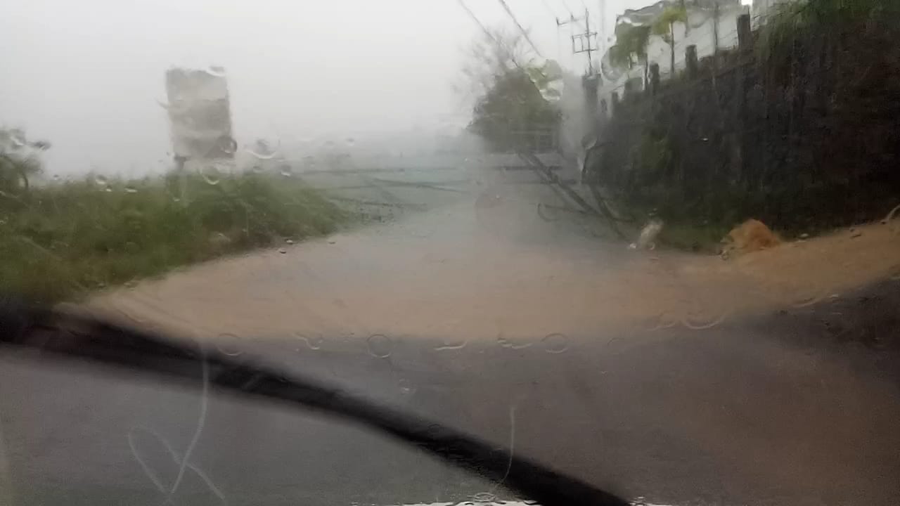 Jalan depan eks pacuan kuda perkamil terendam banjir akibat cuaca ekstrem yang melanda Kota Manado. (Foto:Istimewa)