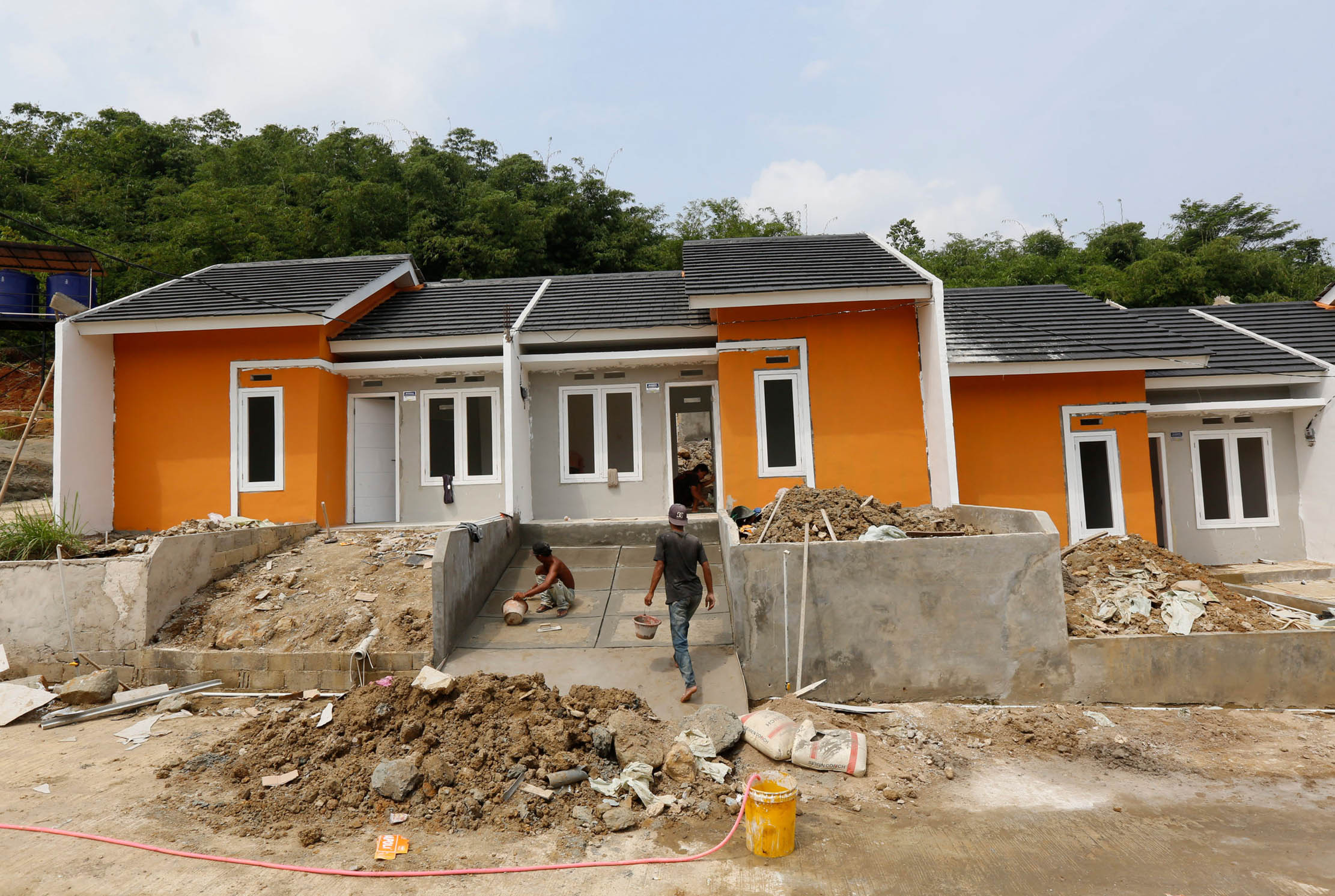 Pembangunan rumah murah bersubsidi di kawasan Parung,Bogor Jawa Barat. Foto : Panji Asmoro/TrenAsia