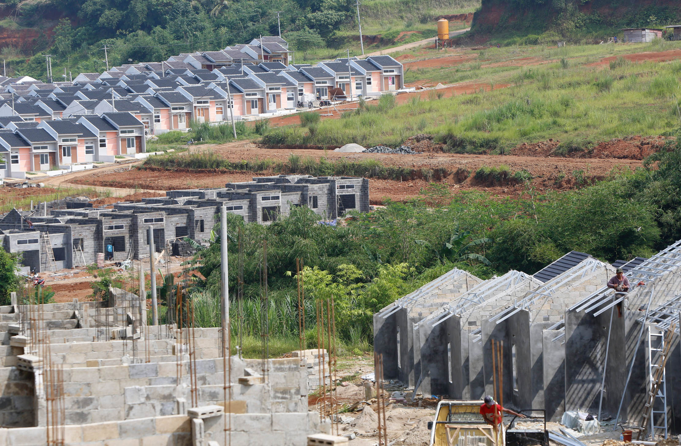 Pembangunan rumah murah bersubsidi di kawasan Parung,Bogor Jawa Barat. Foto : Panji Asmoro/TrenAsia