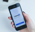 Terlanjur Terjebak Perangkap Penipuan LinkedIn? Ini Cara Menghadapinya