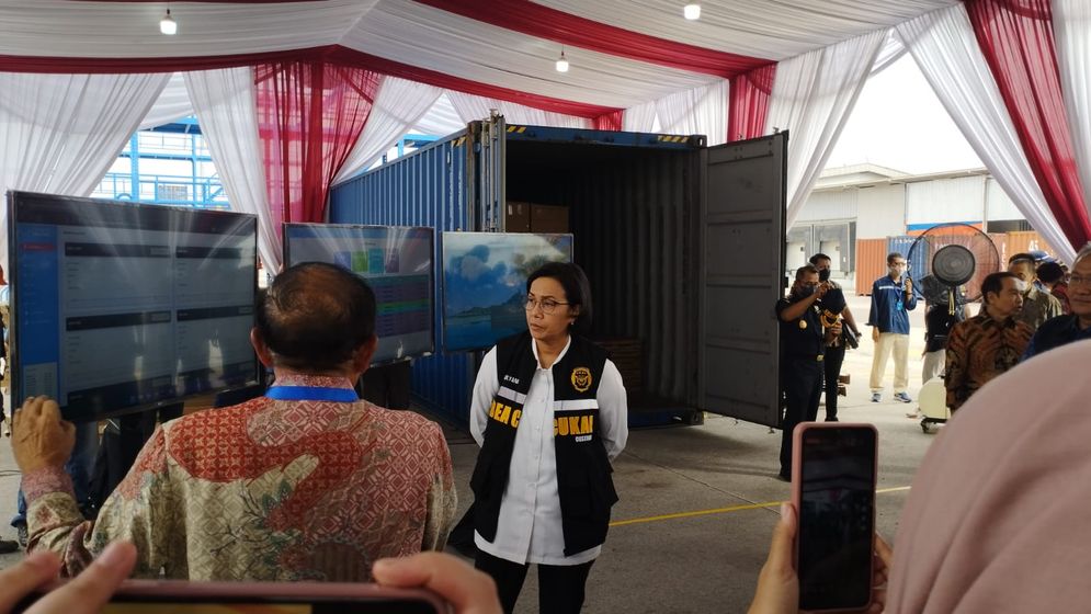 Sri mulyani meninjau Cikarang Dry Port, Kabupaten Bekasi, Jumat, 27 Januari 2023.jpeg