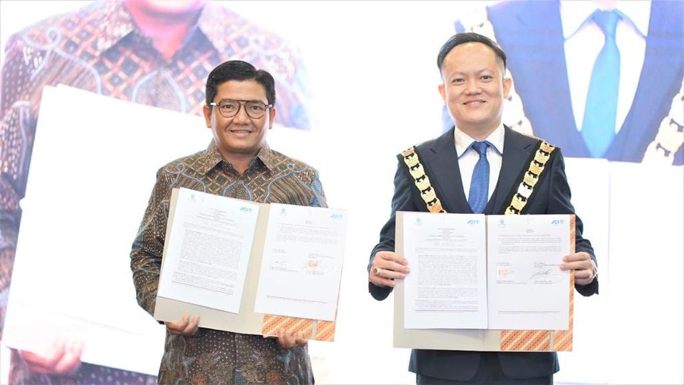 MoU ditandatangani oleh Direktur Hubungan Kelembagaan Jasa Raharja Munadi Herlambang dan Ketua Perkumpulan Junior Chamber International Indonesia, Felix Soesanto