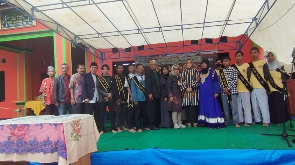 Widya Burlian Al-Kalabi selaku Ketua Kampus Al-Quran Widya Silahudin Sidiq didampingi oleh Ketua Komisi III DPRD Kabupaten Bogor, Hj Tuti Alawiyah.jpeg