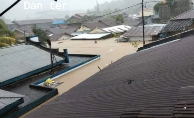 Pemukiman warga di Kota Manado yang terendam banjir. (Foto:Istimewa)