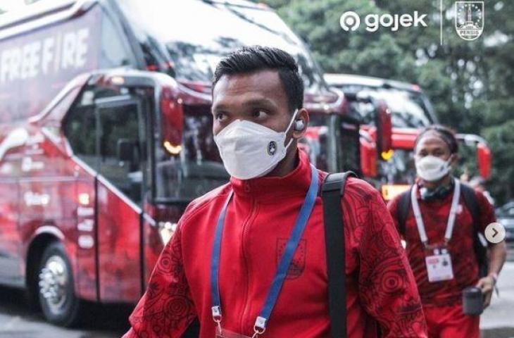 Striker Persis Solo, Ferdinand Sinaga, berjalan di depan bus klub di Stadion Manahan, Solo, beberapa waktu lalu.