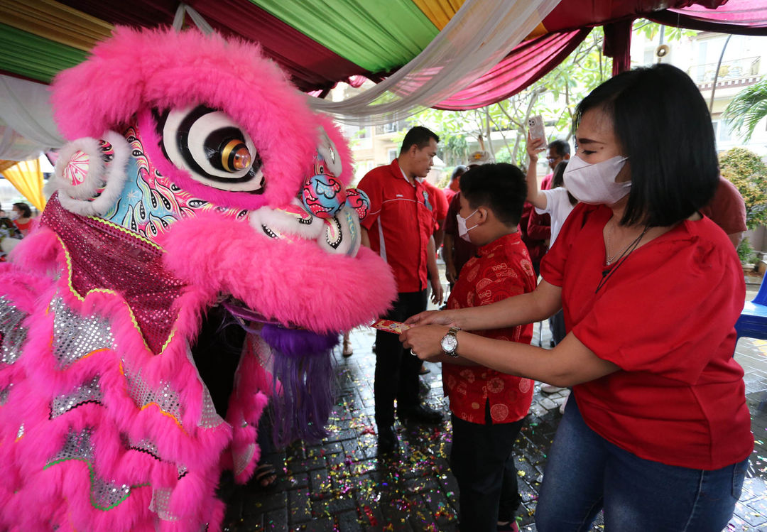 Apartment Manager Gading Mediterania Residences (GMR) Irene Yonita Putri simbolis memberikan angpao usai membuka perayaan Imlek di Apartemen GMR, Kelapa Gading, Jakarta Utara, Sabtu 28 Januari 2023. Foto : Panji Asmoro/TrenAsia