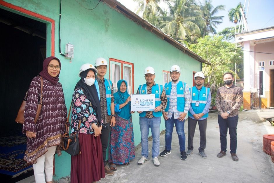 Wujudkan Mimpi, PLN Berikan Penyambungan Listrik Gratis Warga Tak Mampu