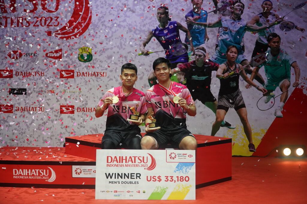 Leo Rolly Carnando (kiri) dan Daniel Marthin menunjukkan medali juara Indonesia Masters 2023 di Istora Gelora Bung Karno, Jakarta, Minggu 29 Januari 2023.