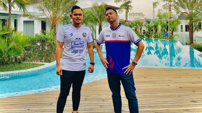 Artis Raffi Ahmad (kanan) dan mantan Presiden Klub Arema FC, Gilang Widya Pramana berfoto bersama beberapa waktu lalu.
