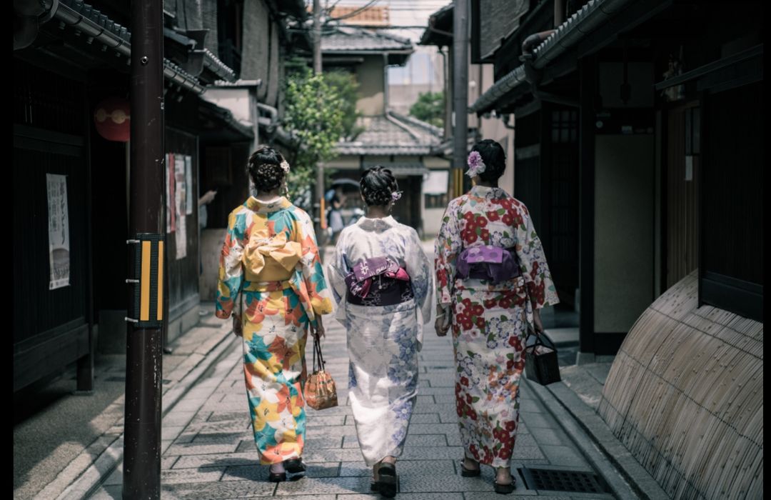 Photo by Satoshi Hirayama: https://www.pexels.com/photo/three-geisha-walking-between-buildings-1325837/