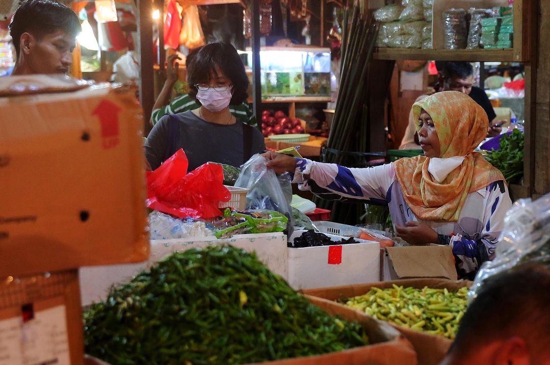 Aktifitas para pedagang sayur dan buah di sebuah pasar tradisional di kawasan Senen, jakarta Pusat 30 Januari 2023. Foto : Panji Asmoro/TrenAsia