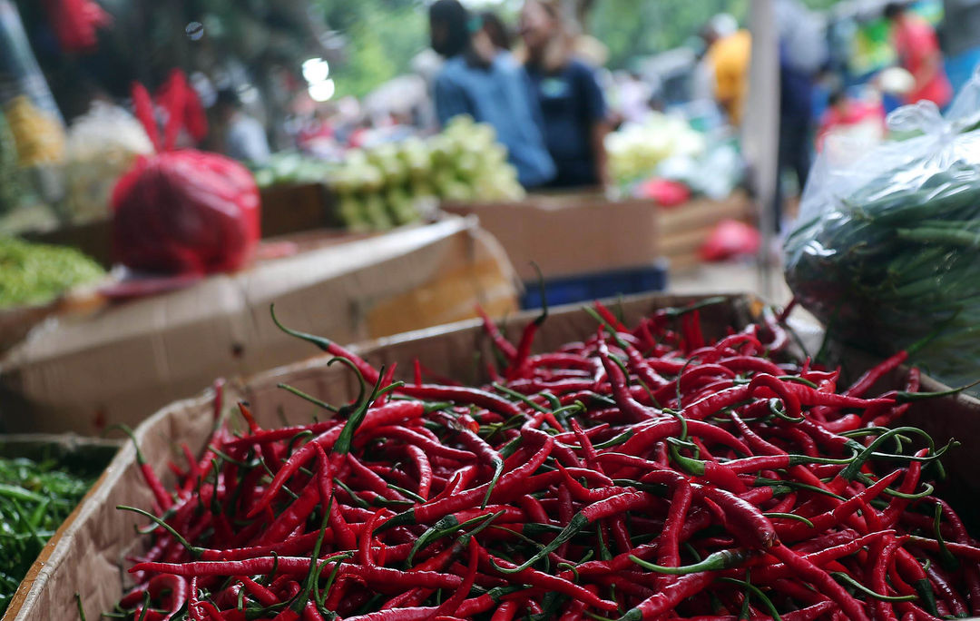 Aktifitas para pedagang sayur dan buah di sebuah pasar tradisional di kawasan Senen, jakarta Pusat 30 Januari 2023. Foto : Panji Asmoro/TrenAsia