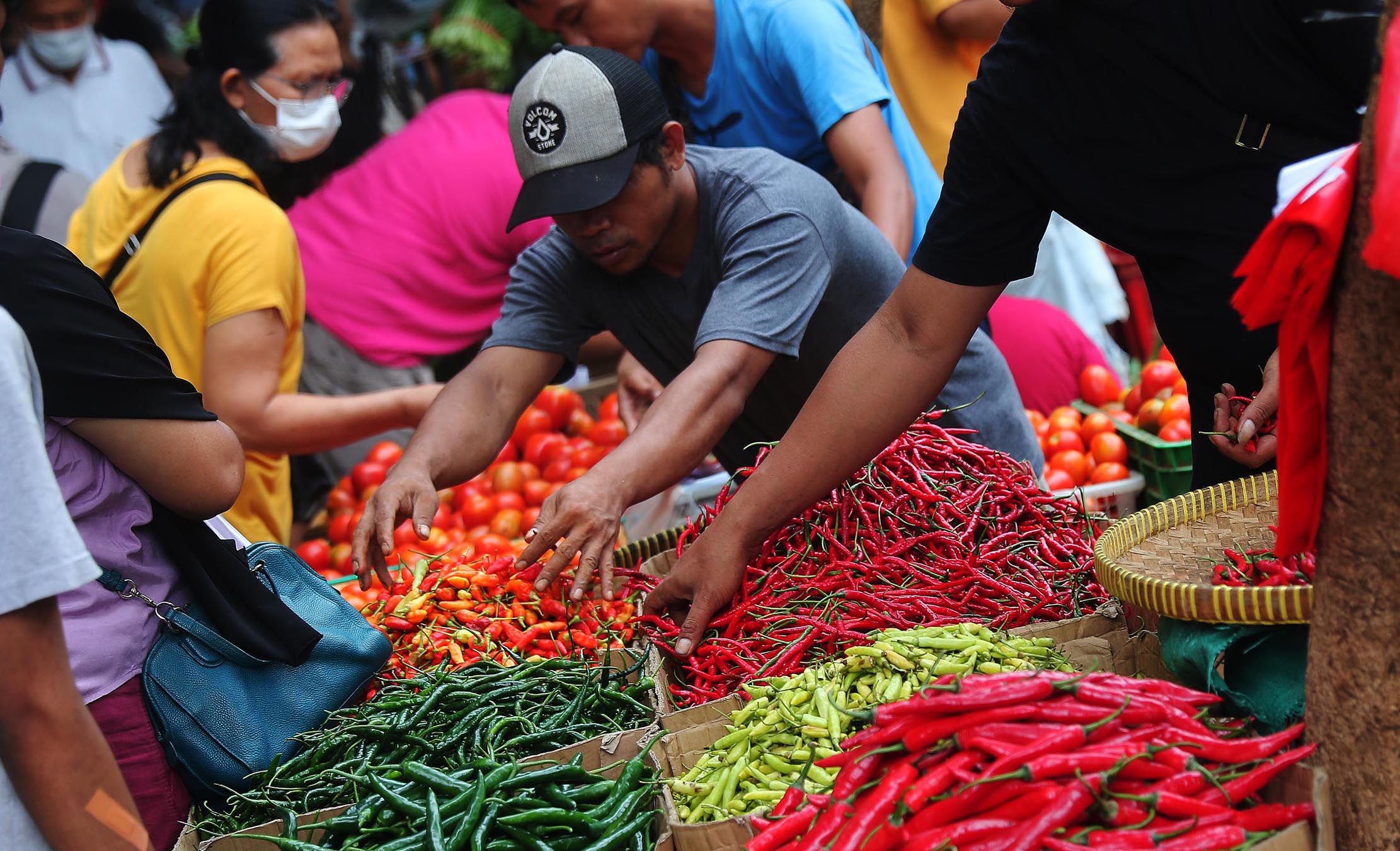 Aktifitas para pedagang sayur dan buah di sebuah pasar tradisional di kawasan Senen, jakarta Pusat 30 Januari 2023. Foto : Panji Asmoro/TrenAsia