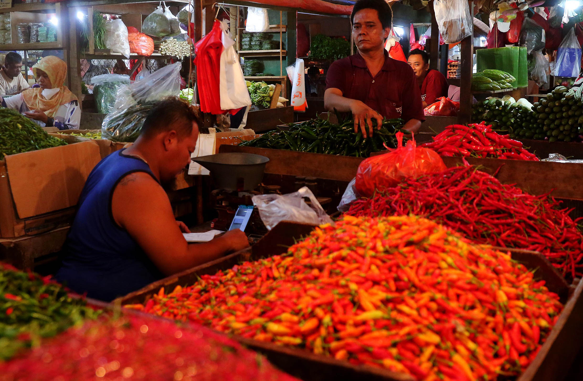 Aktifitas para pedagang sayur dan buah di sebuah pasar tradisional di kawasan Senen, jakarta Pusat 30 Januari 2023. Foto : Panji Asmoro/TrenAsia