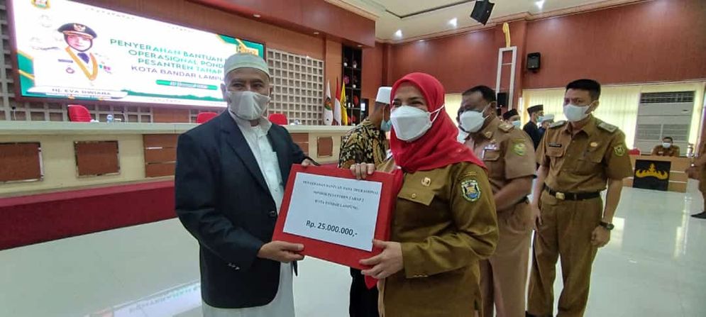 Wali Kota Bandar Lampung Eva Dwiana memberikan bantuan secara simbolis pada Ponpes, di Gedung Semergou pada Selasa, 31 Januari 2023.