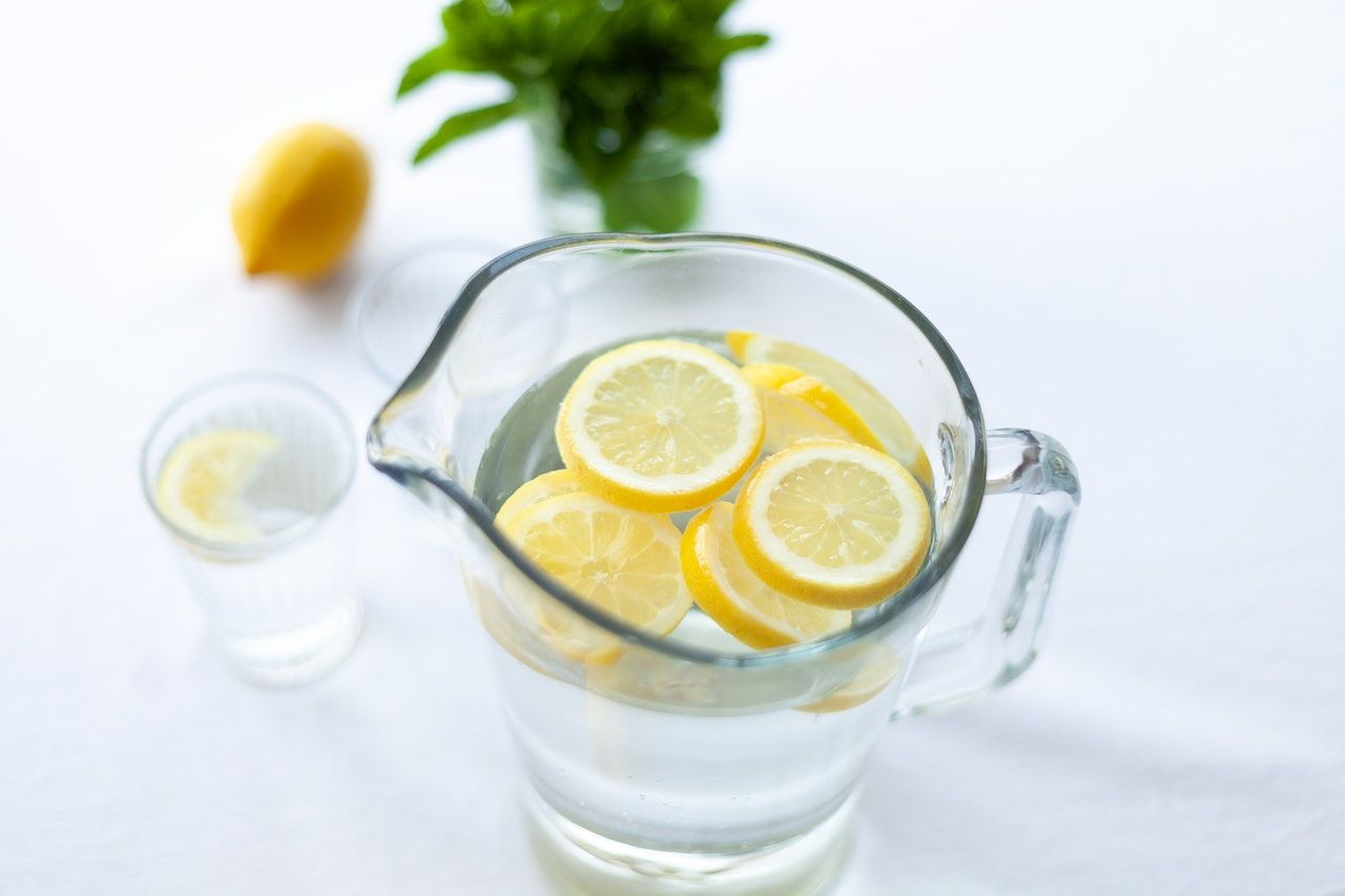 Ilustrasi air dengan irisan lemon. 