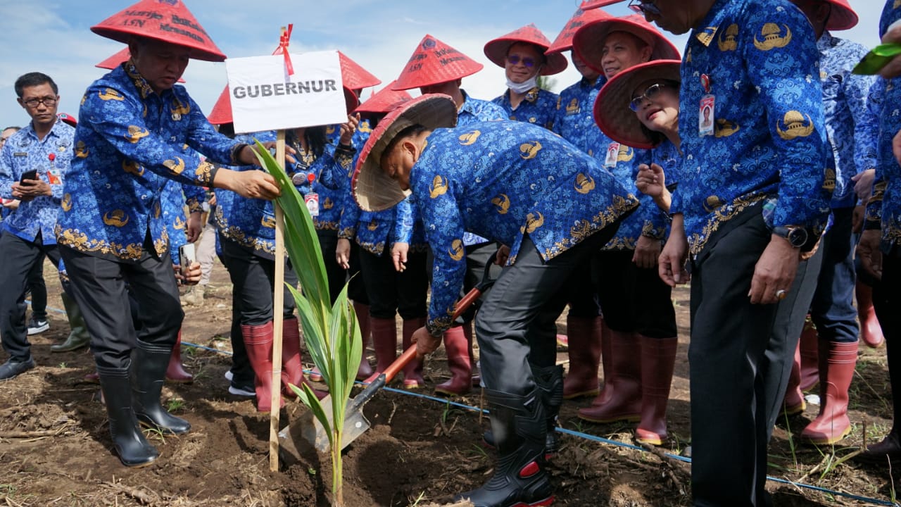 Gubernur Sulut Olly Dondokambey saat melakukan penanaman sebagai ajakan marijo ba kobong. (Foto:Istimewa)